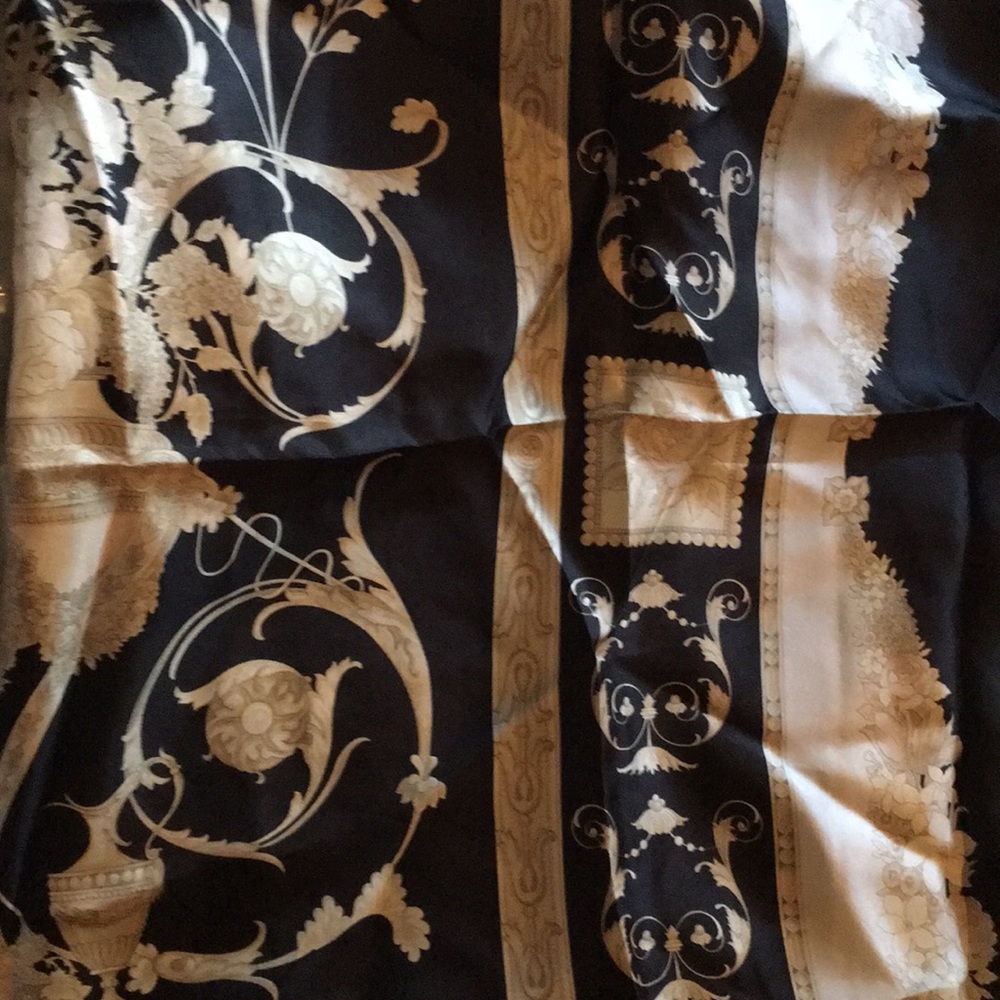 Versace scarf authentic (RARE) - Picture 2 of 2